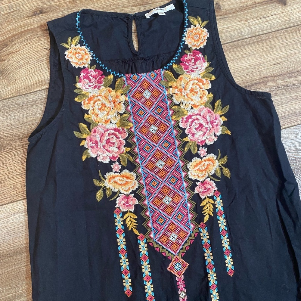 Andree black sleeveless linen blend top with Mexican Oaxacan embroidery - Picture 3 of 8